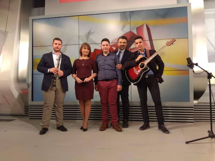 &Tau;&alpha; &kappa;ά&lambda;&alpha;&nu;&tau;&alpha; &tau;&omega;&nu; &Phi;ώ&tau;&omega;&nu; &epsilon;ί&pi;&alpha;&nu; &pi;&alpha;&iota;&delta;&iota;ά &alpha;&pi;ό &tau;&eta;&nu; &Tau;&rho;ί&pi;&omicron;&lambda;&eta; &sigma;&tau;&eta;&nu; &Epsilon;&Rho;&Tau; 1! (vd)