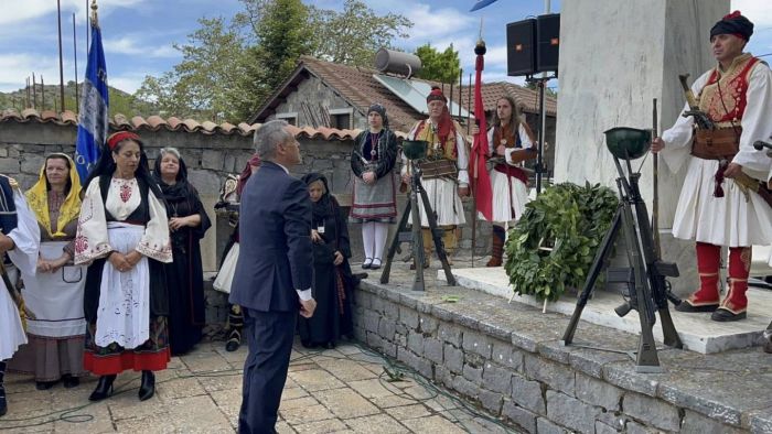 &Tau;&zeta;&iota;&omicron;ύ&mu;&eta;&sigmaf;: "&Eta; &Iota;&sigma;&tau;&omicron;&rho;&iota;&kappa;ή &Mu;ά&chi;&eta; &tau;&omicron;&upsilon; &Beta;&alpha;&lambda;&tau;&epsilon;&tau;&sigma;ί&omicron;&upsilon; &alpha;&pi;&omicron;&tau;&epsilon;&lambda;&epsilon;ί &delta;&iota;&alpha;&chi;&rho;&omicron;&nu;&iota;&kappa;ό &sigma;ύ&mu;&beta;&omicron;&lambda;&omicron; &epsilon;&nu;ό&tau;&eta;&tau;&alpha;&sigmaf;, &pi;ί&sigma;&tau;&eta;&sigmaf; &kappa;&alpha;&iota; &alpha;&gamma;ώ&nu;&alpha; &gamma;&iota;&alpha; &tau;&eta;&nu; &epsilon;&lambda;&epsilon;&upsilon;&theta;&epsilon;&rho;ί&alpha;"