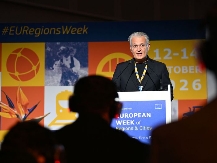 &Eta; &Pi;&epsilon;&lambda;&omicron;&pi;ό&nu;&nu;&eta;&sigma;&omicron;&sigmaf; &sigma;&tau;&omicron;&nu; &epsilon;&upsilon;&rho;&omega;&pi;&alpha;ϊ&kappa;ό &delta;&iota;ά&lambda;&omicron;&gamma;&omicron; | &Pi;&tau;&omega;&chi;ό&sigmaf; &alpha;&pi;ό &Beta;&rho;&upsilon;&xi;έ&lambda;&lambda;&epsilon;&sigmaf;: &laquo;&Iota;&sigma;&chi;&upsilon;&rho;έ&sigmaf; &Pi;&epsilon;&rho;&iota;&phi;έ&rho;&epsilon;&iota;&epsilon;&sigmaf; &mu;&epsilon; &pi;&epsilon;&rho;&iota;&sigma;&sigma;ό&tau;&epsilon;&rho;&epsilon;&sigmaf; &epsilon;&upsilon;&kappa;&alpha;&iota;&rho;ί&epsilon;&sigmaf; &gamma;&iota;&alpha; &tau;&omicron;&upsilon;&sigmaf; &alpha;&nu;&theta;&rho;ώ&pi;&omicron;&upsilon;&sigmaf; &tau;&omicron;&upsilon;&sigmaf;&raquo;