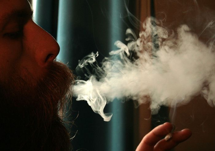 Ό&sigma;&omicron; &nu;&omega;&rho;ί&tau;&epsilon;&rho;&alpha; &alpha;&rho;&chi;ί&zeta;&epsilon;&iota; &kappa;ά&pi;&omicron;&iota;&omicron;&sigmaf; &tau;&omicron; &kappa;ά&pi;&nu;&iota;&sigma;&mu;&alpha;, &tau;ό&sigma;&omicron; &pi;&iota;&omicron; &delta;ύ&sigma;&kappa;&omicron;&lambda;&alpha; &tau;&omicron; &kappa;ό&beta;&epsilon;&iota;