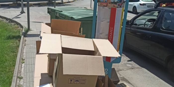 Πρόστιμα από τον δήμο Τρίπολης για χαρτόκουτα πεταμένα στην Πετρινού και ενοικιαστήρια σε κολόνες!