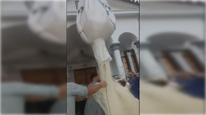Γάμος στο Λεωνίδιο έγινε… viral - Το βίντεο με γερανό που «έλουσε» τους νεόνυμφους με τόνους ρυζιού!