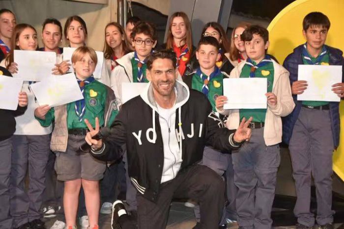 Οι Πρόσκοποι στη φωταγώγηση της Κίτρινης Καρδιάς στο κέντρο της Τρίπολης