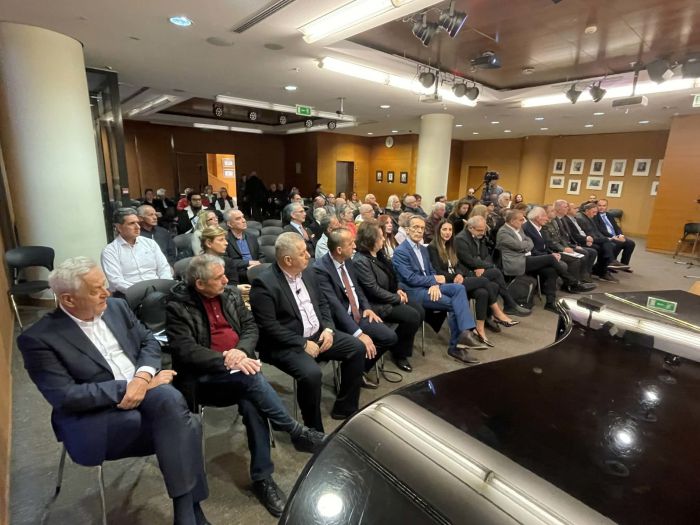 &Omicron; &Delta;ή&mu;&omicron;&sigmaf; &Gamma;&omicron;&rho;&tau;&upsilon;&nu;ί&alpha;&sigmaf; &pi;&alpha;&rho;&omicron;&upsilon;&sigma;ί&alpha;&sigma;&epsilon; &tau;&omicron; &Epsilon;&iota;&kappa;&omicron;&nu;&iota;&kappa;ό &Mu;&omicron;&upsilon;&sigma;&epsilon;ί&omicron; &Mu;ί&kappa;&eta; &Theta;&epsilon;&omicron;&delta;&omega;&rho;ά&kappa;&eta; &Zeta;ά&tau;&omicron;&upsilon;&nu;&alpha;&sigmaf;: &omicron; &Mu;ί&kappa;&eta;&sigmaf; &sigma;&epsilon; ό&lambda;&omicron; &tau;&omicron;&nu; &kappa;ό&sigma;&mu;&omicron;! (&epsilon;&iota;&kappa;ό&nu;&epsilon;&sigmaf;)