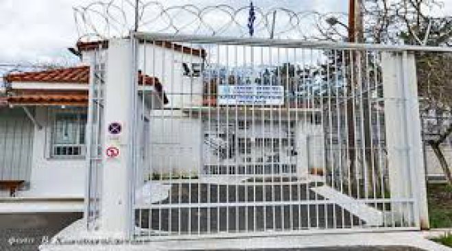 &Sigma;&tau;&iota;&sigmaf; &phi;&upsilon;&lambda;&alpha;&kappa;έ&sigmaf; &Tau;&rho;ί&pi;&omicron;&lambda;&eta;&sigmaf; &omicron; ά&nu;&delta;&rho;&alpha;&sigmaf; &pi;&omicron;&upsilon; &kappa;&alpha;&tau;&eta;&gamma;&omicron;&rho;&epsilon;ί&tau;&alpha;&iota; ό&tau;&iota; &beta;ί&alpha;&sigma;&epsilon; &tau;&eta;&nu; &kappa;ό&rho;&eta; &tau;&omicron;&upsilon;, &tau;&omicron;&nu; &phi;ί&lambda;&omicron; &tau;&eta;&sigmaf; &kappa;&iota; ά&lambda;&lambda;&omicron; έ&nu;&alpha; &kappa;&omicron;&rho;ί&tau;&sigma;&iota;