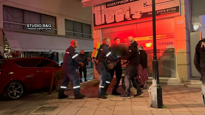 Πυρκαγιά τα μεσάνυχτα σε οικία στο Άργος - Στο νοσοκομείο οι τραυματίες (vd)