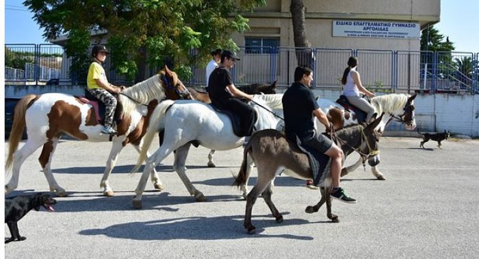 Εκλογές: Πήγαν να ψηφίσουν καβάλα σε γαϊδούρια και άλογα στην Αργολίδα!