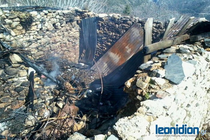 Φωτιά σε εγκαταλελειμμένο σπίτι στον Κοσμά Κυνουρίας (εικόνες)
