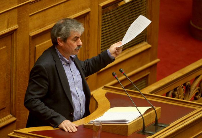 &Sigma;&tau;&eta;&nu; &Tau;&rho;ί&pi;&omicron;&lambda;&eta; &tau;&eta;&nu; &Tau;&epsilon;&tau;ά&rho;&tau;&eta; &omicron; &Theta;&alpha;&nu;ά&sigma;&eta;&sigmaf; &Pi;&epsilon;&tau;&rho;ά&kappa;&omicron;&sigmaf;