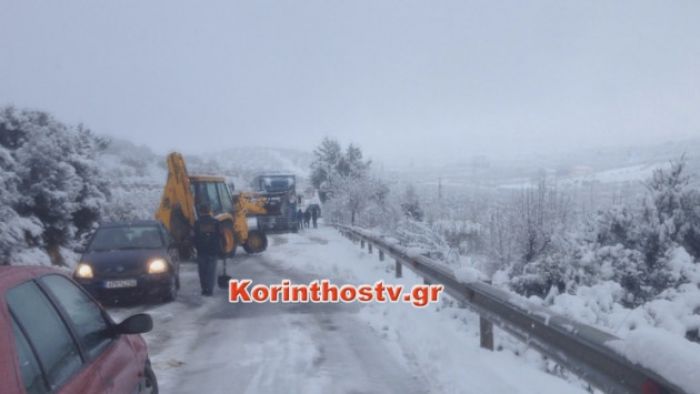 Νταλίκες "κόλλησαν" στην παλαιά Εθνική Οδό Κορίνθου - Άργους (vd)