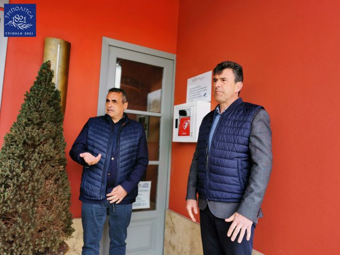 Δήμος Τρίπολης | Αυτόματος απινιδωτής για να σωθούν ανθρώπινες ζωές στην πλατεία Άρεως (vd)