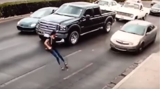 Σοκαριστικό βίντεο | Αυτοκίνητο παρασύρει γυναίκα που γλίστρησε στο δρόμο (vd)