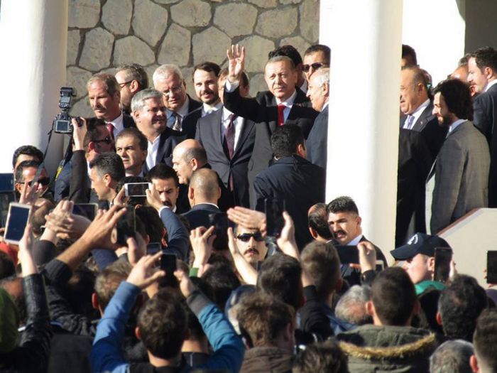 &Epsilon;&rho;&nu;&tau;&omicron;&gamma;ά&nu; &alpha;&pi;ό &Kappa;&omicron;&mu;&omicron;&tau;&eta;&nu;ή: "Έ&chi;&omicron;&upsilon;&mu;&epsilon; &tau;έ&sigma;&sigma;&epsilon;&rho;&iota;&sigmaf; &beta;&omicron;&upsilon;&lambda;&epsilon;&upsilon;&tau;έ&sigmaf; &sigma;&tau;&eta;&nu; &epsilon;&lambda;&lambda;&eta;&nu;&iota;&kappa;ή &Beta;&omicron;&upsilon;&lambda;ή" (vd)