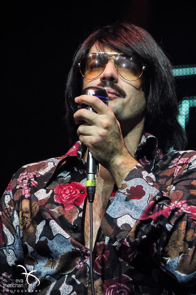 &Omicron; showman Toni Sfinos &sigma;ή&mu;&epsilon;&rho;&alpha; &sigma;&tau;&eta;&nu; &Tau;&rho;ί&pi;&omicron;&lambda;&eta; (vd)!