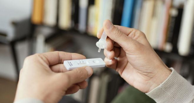 ΣΥΡΙΖΑ για self tests: &quot;Ποιος εγγυάται πως όλοι οι υπάλληλοι θα κάνουν σωστά το τεστ και θα το δηλώνουν ορθά;&quot;