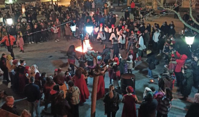 Στη Βυτίνα αναβίωσε το έθιμο με τις Λαμπαδηφορίες! (vd)