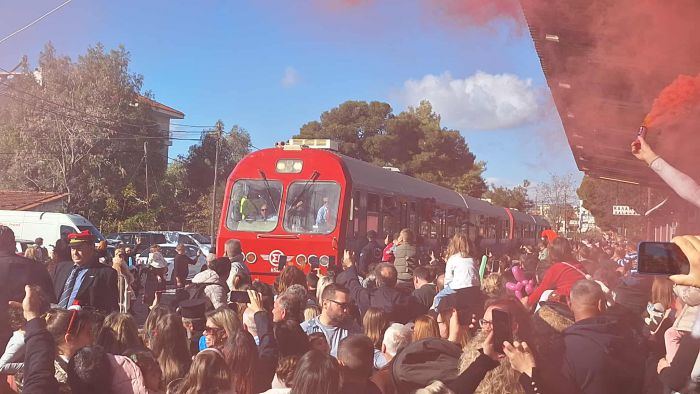 &laquo;Ό&tau;&alpha;&nu; ή&rho;&theta;&epsilon; &tau;&omicron; &tau;&rho;έ&nu;&omicron;, &mu;ί&lambda;&eta;&sigma;&epsilon; &eta; &kappa;&omicron;&iota;&nu;&omega;&nu;ί&alpha; &ndash; &Eta; &Kappa;&alpha;&lambda;&alpha;&mu;ά&tau;&alpha; &delta;&iota;&epsilon;&kappa;&delta;&iota;&kappa;&epsilon;ί &tau;&omicron;&nu; &sigma;&iota;&delta;&eta;&rho;ό&delta;&rho;&omicron;&mu;ό &tau;&eta;&sigmaf;&raquo;