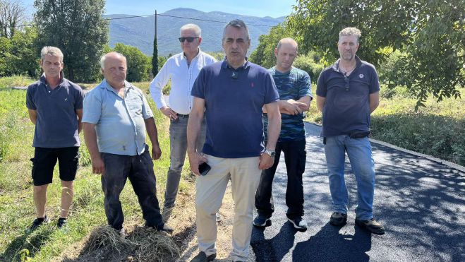 Έ&rho;&gamma;&alpha; &sigma;&epsilon; &alpha;&gamma;&rho;&omicron;&tau;&iota;&kappa;&omicron;ύ&sigmaf; &delta;&rho;ό&mu;&omicron;&upsilon;&sigmaf; &sigma;&tau;&omicron;&nu; &kappa;ά&mu;&pi;&omicron; &tau;&omicron;&upsilon; &Delta;ά&rho;&alpha; | &Tau;&zeta;&iota;&omicron;ύ&mu;&eta;&sigmaf;: &laquo;&Epsilon;ί&mu;&alpha;&sigma;&tau;&epsilon; &delta;ί&pi;&lambda;&alpha; &sigma;&tau;&alpha; &chi;&omega;&rho;&iota;ά &mu;&alpha;&sigmaf;&raquo; (vd)