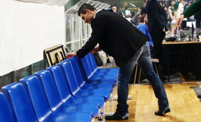 Δημόσια συγγνώμη Γιαννακόπουλου για το κόκκινο εσώρουχο στον πάγκο του Ολυμπιακού!
