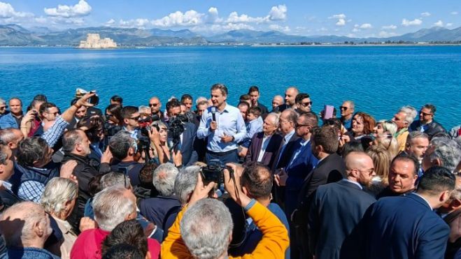 &Mu;&eta;&tau;&omicron;&tau;ά&kappa;&eta;&sigmaf; &alpha;&pi;ό &tau;&eta;&nu; &Alpha;&rho;&gamma;&omicron;&lambda;ί&delta;&alpha;: &laquo;&Alpha;&upsilon;&tau;&omicron;&delta;&upsilon;&nu;&alpha;&mu;&eta; &Epsilon;&lambda;&lambda;ά&delta;&alpha; ή &pi;&omicron;&lambda;&iota;&tau;&iota;&kappa;ή &tau;&epsilon;&rho;&alpha;&tau;&omicron;&gamma;έ&nu;&epsilon;&sigma;&eta;;&raquo;
