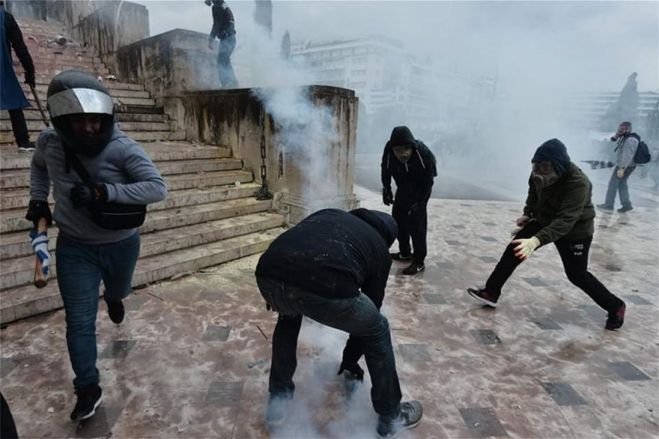 Ξένα ΜΜΕ για τα χημικά στο συλλαλητήριο | &quot;Ειρηνικοί διαδηλωτές και παιδιά έφυγαν πανικόβλητοι&quot;