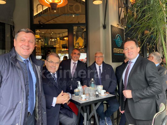 &Sigma;&epsilon; cafe &tau;&eta;&sigmaf; &Tau;&rho;ί&pi;&omicron;&lambda;&eta;&sigmaf; &Pi;έ&tau;&sigma;&alpha;&sigmaf;, &Beta;&lambda;ά&sigma;&eta;&sigmaf; &kappa;&alpha;&iota; &Delta;ή&mu;&alpha;&rho;&chi;&omicron;&iota; ... &pi;&epsilon;&rho;&iota;&mu;έ&nu;&omicron;&nu;&tau;&alpha;&sigmaf; &tau;&omicron;&nu; &Mu;&eta;&tau;&sigma;&omicron;&tau;ά&kappa;&eta; (&epsilon;&iota;&kappa;ό&nu;&epsilon;&sigmaf;)