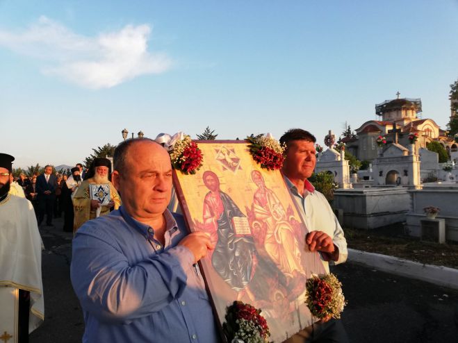 &Eta; &epsilon;&omicron;&rho;&tau;ή &tau;&eta;&sigmaf; &Alpha;&gamma;ί&alpha;&sigmaf; &Tau;&rho;&iota;ά&delta;&alpha;&sigmaf; &sigma;&tau;&eta;&nu; &Tau;&rho;ί&pi;&omicron;&lambda;&eta; (&epsilon;&iota;&kappa;ό&nu;&epsilon;&sigmaf;)