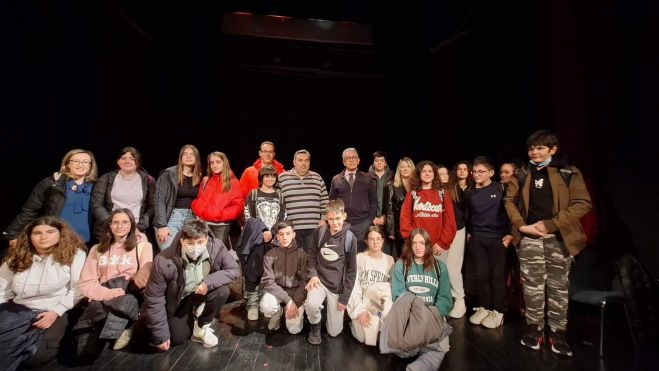 &Lambda;&alpha;&mu;&pi;&rho;ό&pi;&omicron;&upsilon;&lambda;&omicron;&sigmaf; &sigma;&epsilon; &mu;&alpha;&theta;&eta;&tau;έ&sigmaf; - &delta;&eta;&mu;&omicron;&sigma;&iota;&omicron;&gamma;&rho;ά&phi;&omicron;&upsilon;&sigmaf;: &laquo;&Nu;&alpha; &mu;&alpha;&sigmaf; &kappa;&rho;ί&nu;&omicron;&upsilon;&nu; &alpha;&upsilon;&sigma;&tau;&eta;&rho;ά &omicron;&iota; &pi;&omicron;&lambda;ί&tau;&epsilon;&sigmaf; &gamma;&iota;&alpha; &tau;&omicron; έ&rho;&gamma;&omicron; &mu;&alpha;&sigmaf;&raquo;
