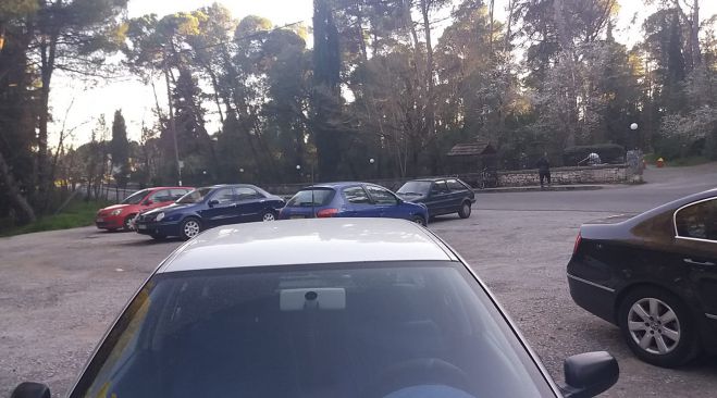 &Tau;&rho;ί&pi;&omicron;&lambda;&eta; | &Alpha;&phi;&alpha;&iota;&rho;&omicron;ύ&nu;&tau;&alpha;&iota; &tau;&alpha; &sigma;&tau;&epsilon;&phi;ά&nu;&iota;&alpha; &alpha;&pi;ό &tau;&iota;&sigmaf; &mu;&pi;&alpha;&sigma;&kappa;έ&tau;&epsilon;&sigmaf; &sigma;&tau;&alpha; &sigma;&chi;&omicron;&lambda;&epsilon;ί&alpha; &ndash; Έ&kappa;&kappa;&lambda;&eta;&sigma;&eta; &Tau;&zeta;&iota;&omicron;ύ&mu;&eta; &nu;&alpha; &mu;&eta;&nu; &upsilon;&pi;ά&rho;&chi;&epsilon;&iota; &sigma;&upsilon;&nu;&omega;&sigma;&tau;&iota;&sigma;&mu;ό&sigmaf; &sigma;&tau;&omicron; ά&lambda;&sigma;&omicron;&sigmaf; &Alpha;&gamma;ί&omicron;&upsilon; &Gamma;&epsilon;&omega;&rho;&gamma;ί&omicron;&upsilon;