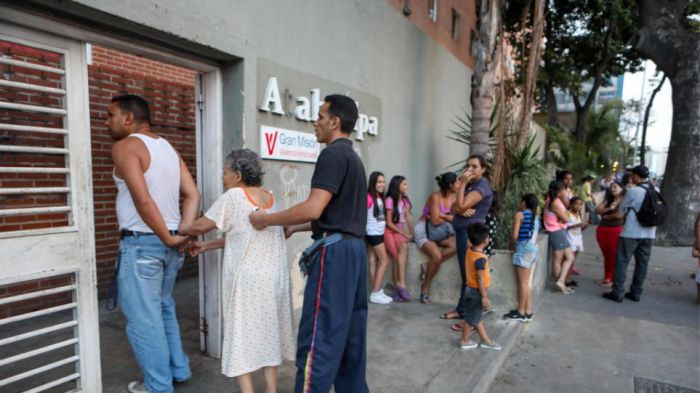 &Sigma;&kappa;&eta;&nu;έ&sigmaf; &pi;&alpha;&nu;&iota;&kappa;&omicron;ύ &tau;&eta; &sigma;&tau;&iota;&gamma;&mu;ή &pi;&omicron;&upsilon; &tau;&alpha; &Rho;ί&chi;&tau;&epsilon;&rho; &chi;&tau;&upsilon;&pi;&omicron;ύ&nu; &tau;&eta; &Beta;&epsilon;&nu;&epsilon;&zeta;&omicron;&upsilon;έ&lambda;&alpha; (vd)