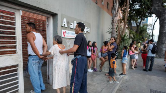 &Sigma;&kappa;&eta;&nu;έ&sigmaf; &pi;&alpha;&nu;&iota;&kappa;&omicron;ύ &tau;&eta; &sigma;&tau;&iota;&gamma;&mu;ή &pi;&omicron;&upsilon; &tau;&alpha; &Rho;ί&chi;&tau;&epsilon;&rho; &chi;&tau;&upsilon;&pi;&omicron;ύ&nu; &tau;&eta; &Beta;&epsilon;&nu;&epsilon;&zeta;&omicron;&upsilon;έ&lambda;&alpha; (vd)