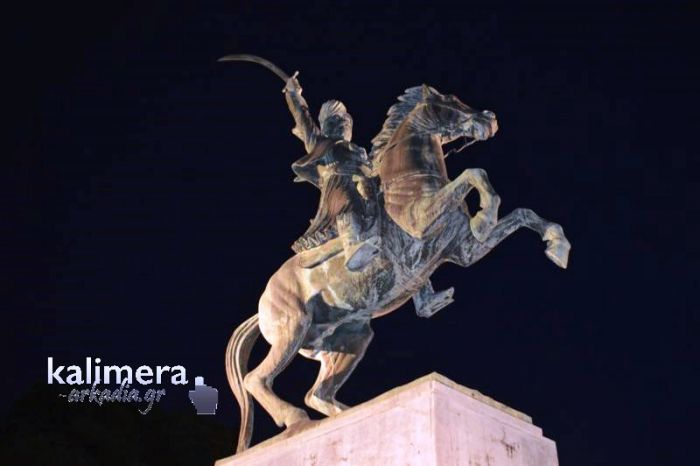 Δέος – Ο εντυπωσιακός έφιππος ανδριάντας του Κολοκοτρώνη τη νύχτα στην Τρίπολη! (εικόνες)