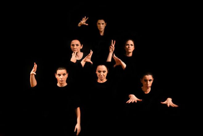 &Omicron;&mu;ά&delta;&alpha; &Kappa;&omega;&phi;ώ&nu; &delta;ί&nu;&epsilon;&iota; &theta;&epsilon;&alpha;&tau;&rho;&iota;&kappa;ή &pi;&alpha;&rho;ά&sigma;&tau;&alpha;&sigma;&eta; &sigma;&tau;&eta; &Delta;&eta;&mu;&eta;&tau;&sigma;ά&nu;&alpha;