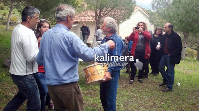 Με τα λεβέτια στη φωτιά και τα ταβούλια συντροφιά γιόρτασαν την Πρωτομαγιά στην Κοντοβάζαινα! (εικόνες)