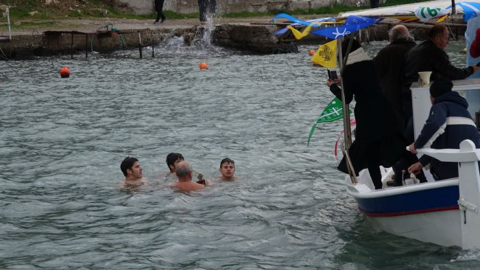 &Omicron; &Alpha;&gamma;&iota;&alpha;&sigma;&mu;ό&sigmaf; &tau;&omega;&nu; &Upsilon;&delta;ά&tau;&omega;&nu; &sigma;&tau;&omicron; &lambda;&iota;&mu;ά&nu;&iota; &tau;&omicron;&upsilon; &Alpha;&gamma;ί&omicron;&upsilon; &Alpha;&nu;&delta;&rho;έ&alpha; &Kappa;&upsilon;&nu;&omicron;&upsilon;&rho;ί&alpha;&sigmaf; (&epsilon;&iota;&kappa;ό&nu;&epsilon;&sigmaf;)