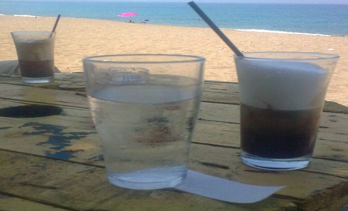 Το άγχος για μία θέση στην παραλία ...