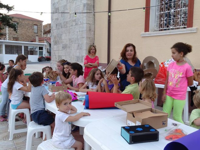 Καπέλα φτιαγμένα από … χαρτόκουτα από τα παιδιά στις Κολλίνες (εικόνες)!