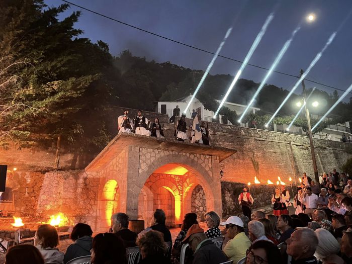 Λαμπαδηδρομία, θεατρικό δρώμενο και χοροί στον Άκοβο για τα 200 χρόνια από τη Μάχη της Δραμπάλας! (vd)