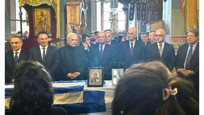 &Eta; &sigma;&upsilon;&gamma;&kappa;ί&nu;&eta;&sigma;&eta;, &tau;&omicron; &pi;&alpha;&rho;&alpha;&sigma;&kappa;ή&nu;&iota;&omicron; &kappa;&alpha;&iota; &tau;&alpha; &epsilon;&nu;&delta;&iota;&alpha;&phi;έ&rho;&omicron;&nu;&tau;&alpha; &sigma;&tau;&iota;&gamma;&mu;&iota;ό&tau;&upsilon;&pi;&alpha; &sigma;&tau;&eta;&nu; &kappa;&eta;&delta;&epsilon;ί&alpha; &tau;&omicron;&upsilon; &Delta;&eta;&mu;ή&tau;&rho;&eta; &Tau;&sigma;&iota;&gamma;&kappa;&omicron;ύ&nu;&eta;