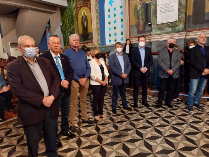 &Sigma;&tau;&omicron; &Zeta;&epsilon;&upsilon;&gamma;&omicron;&lambda;&alpha;&tau;&iota;ό &gamma;&iota;&alpha; &tau;&eta; &gamma;&iota;&omicron;&rho;&tau;ή &tau;&eta;&sigmaf; &Alpha;&gamma;ί&alpha;&sigmaf; &Tau;&rho;&iota;ά&delta;&alpha;&sigmaf; &omicron; &Alpha;&nu;&tau;&iota;&pi;&epsilon;&rho;&iota;&phi;&epsilon;&rho;&epsilon;&iota;ά&rho;&chi;&eta;&sigmaf; &Sigma;&kappa;&alpha;&nu;&tau;&zeta;ό&sigmaf; (&epsilon;&iota;&kappa;ό&nu;&epsilon;&sigmaf;)