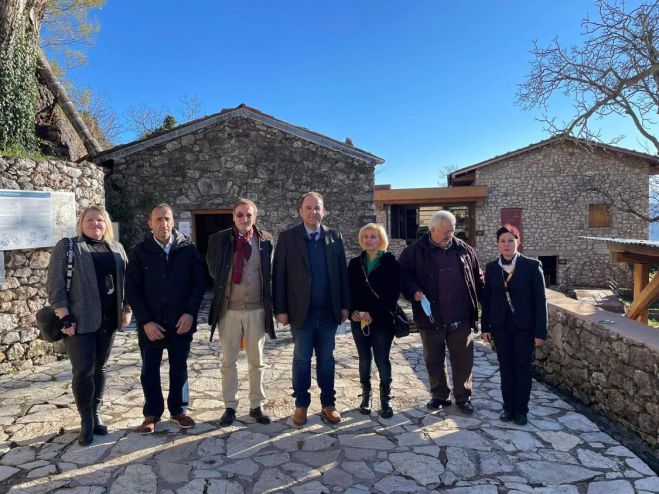 Στη Γορτυνία ο Πρέσβης της Τσεχίας - Τρόφιμα και είδη πρώτης ανάγκης για τους πυρόπληκτους (εικόνες)