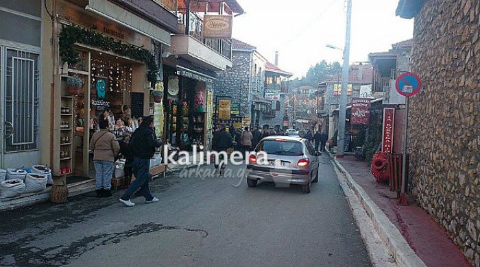 «Φράκαρε» από τουρίστες η Βυτίνα – Γέμισαν όλα τα δωμάτια – Επισκέπτες μέχρι από την Κεφαλονιά!