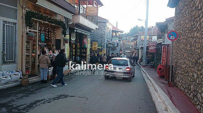 «Φράκαρε» από τουρίστες η Βυτίνα – Γέμισαν όλα τα δωμάτια – Επισκέπτες μέχρι από την Κεφαλονιά!