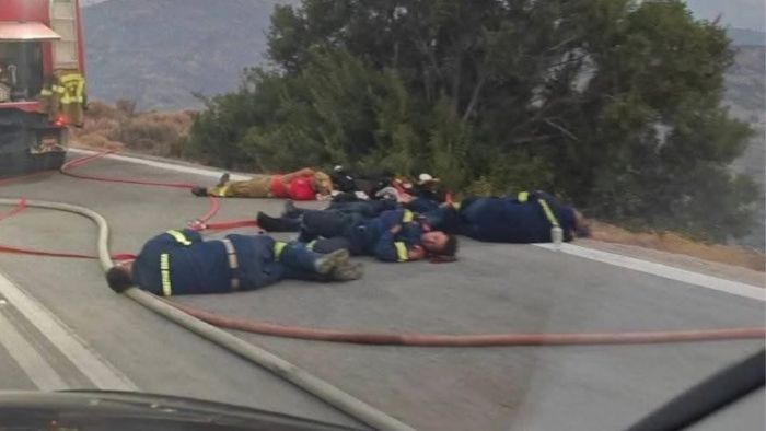 Φωτιά στη Χίο | Εξαντλημένοι πυροσβέστες κοιμούνται στην άκρη του δρόμου – Συγκλονιστική εικόνα