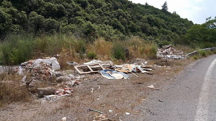 Απαράδεκτες εικόνες με σκουπίδια δίπλα στο δρόμο μετά το Καλλιάνι!