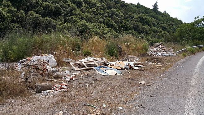 Απαράδεκτες εικόνες με σκουπίδια δίπλα στο δρόμο μετά το Καλλιάνι!