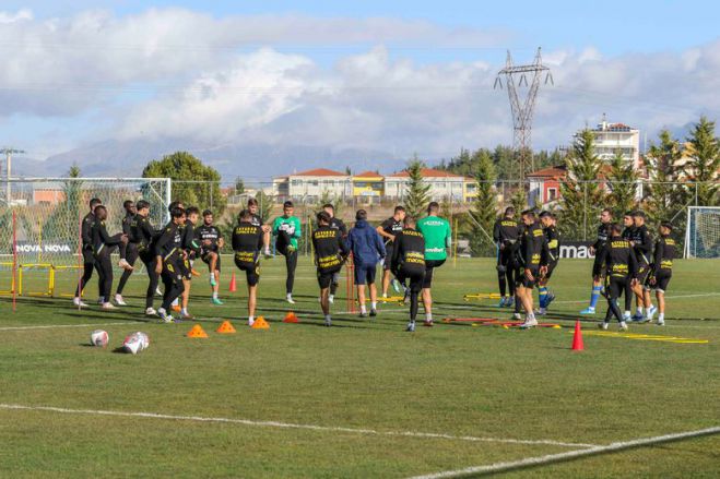 &Chi;&omega;&rho;ί&sigmaf; &Pi;&alpha;&pi;&alpha;&delta;ό&pi;&omicron;&upsilon;&lambda;&omicron; &kappa;&alpha;&iota; Alvarez &omicron; &Alpha;&sigma;&tau;έ&rho;&alpha;&sigmaf; &sigma;&tau;&eta;&nu; &Kappa;&rho;ή&tau;&eta;