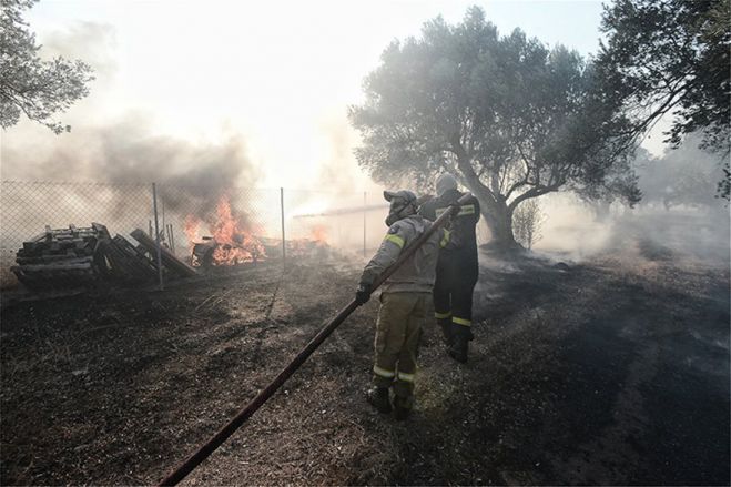 Μαίνεται η φωτιά στην Κερατέα - Εκκενώνονται οικισμοί - Καίγονται σπίτια, πνίγεται στους καπνούς η περιοχή