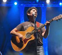 Έ&nu;&alpha; &mu;&omicron;&nu;&alpha;&delta;&iota;&kappa;ό &mu;&omicron;&upsilon;&sigma;&iota;&kappa;ό &tau;&alpha;&xi;ί&delta;&iota; &mu;&epsilon; &tau;&eta; &phi;&omega;&nu;ή &tau;&omicron;&upsilon; &Sigma;&omega;&kappa;&rho;ά&tau;&eta; &Mu;ά&lambda;&alpha;&mu;&alpha; &sigma;ή&mu;&epsilon;&rho;&alpha; &sigma;&tau;&eta;&nu; &Tau;&rho;ί&pi;&omicron;&lambda;&eta;!