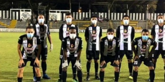 Κορωνοϊός | Ομάδα ποδοσφαίρου κατέβηκε να παίξει με προστατευτικές μάσκες!